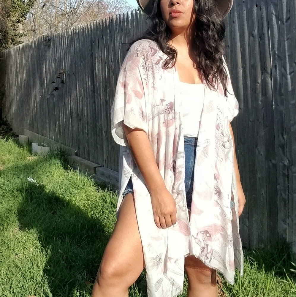 ✨️LAST ONE ✨️FLOATING FLORALS WHITE KIMONO CARDIGAN - Picture 4 of 10